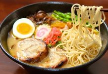 Ramen, kökeni Çin’e dayanan ancak Japonya’da farklı bir kimlik kazanmış olan bir yemektir. İlk olarak Çin’den Japonya’ya geçen bu yemek, zamanla Japon mutfağının ayrılmaz bir parçası haline gelmiştir. Japonya’da özellikle 19. yüzyılın sonlarına doğru popülerleşmeye başlayan ramen, bugün sadece Japonya’da değil, dünyanın birçok ülkesinde de sevilerek tüketilmektedir. Ucuz, hızlı ve lezzetli bir yemek olması onun geniş kitlelere ulaşmasını sağlamıştır. Konulu bir haber görseli.