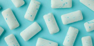 Sakız, uzun yıllardır hem keyifli bir atıştırmalık hem de günlük yaşamın küçük bir eğlencesi olarak öne çıkıyor. Küçük paketleriyle çantanızda kolayca taşınabilen sakızlar, her yaştan insan için popüler bir seçenek oluşturuyor. Son yıllarda tüketici taleplerinin değişmesi, sakız sektörünü hem lezzet hem de sağlık odaklı ürünler geliştirmeye yönlendirdi. Özellikle şekersiz ve doğal içerikli sakızlar, sağlıklı yaşam trendleriyle birleşerek büyük ilgi görüyor. Konulu bir haber görseli.