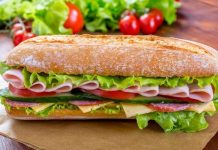 Salamlı sandviç, hızlı ve pratik öğün arayanların tercih ettiği klasik bir seçenek olarak öne çıkar. İlk kez Avrupa mutfaklarında popülerleşen bu sandviç, salamın ince dilimlenmiş haliyle ekmek arasına yerleştirilmesiyle hazırlanır. Geleneksel tarif, sadece salam ve ekmekle yapılırken zamanla peynir, marul ve domates gibi ek malzemelerle zenginleştirilmiştir. Konulu bir haber görseli.