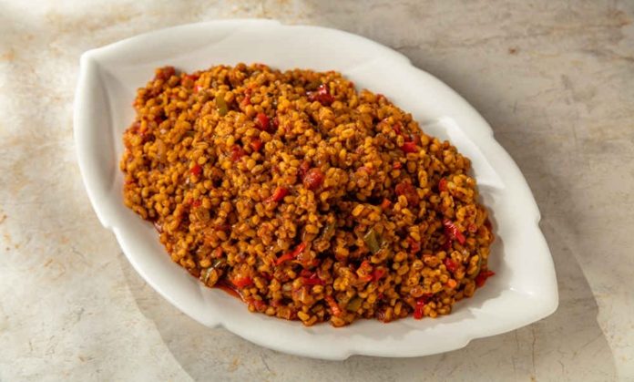 Sebzeli Bulgur Pilavı Sağlıklı Ve Lezzetli Sofraların Vazgeçilmezi Sebzeli bulgur pilavı, Türk mutfağında hem besleyici hem de pratik bir yemek olarak bilinir. Yüzyıllardır sofralarda yer alan bu tarif, özellikle bulgurun besin değerleriyle birleştiğinde hem doyurucu hem de sağlıklı bir öğün sunar.