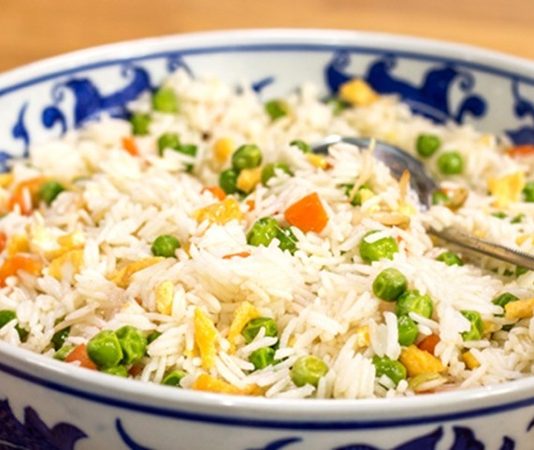 Sebzeli pirinç, Türk mutfağında hem ev sofralarının hem de özel davetlerin vazgeçilmez yemeklerinden biri olarak öne çıkar. Pirincin yumuşak dokusu ile çeşitli sebzelerin renk ve aromalarının birleşimi, pilavı hem göze hem damağa hitap eden bir lezzet hâline getirir. Konulu bir haber görseli.