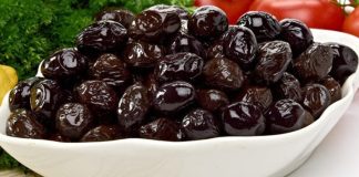 Siyah zeytin, Akdeniz mutfağının vazgeçilmez lezzetlerinden biri olarak sofralarda özel bir yer edinir. Özellikle kahvaltılarda, mezelerde veya yemeklerin yanında sunulan siyah zeytin, hem besleyici hem de aromatik bir seçenek sunar. Zeytin, içerdiği sağlıklı yağlar, vitaminler ve mineraller ile dengeli beslenmeye katkı sağlar. Ayrıca sofralara sunduğu koyu renk ve kendine has aromasıyla görsellik katar. Konulu bir haber görseli.
