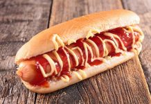 Sokak yemekleri denildiğinde akla gelen ilk lezzetlerden biri olan sosisli sandviç, hızlı ve pratik bir öğün olarak dünya genelinde yaygın olarak tüketilmektedir. Kökeni 19. yüzyılın sonlarına kadar uzanan bu lezzet, özellikle Amerika ve Avrupa sokaklarında popüler hale gelmiştir. Yumuşak sandviç ekmeği arasına yerleştirilen sosis, üzerine ketçap, hardal veya mayonez gibi soslarla tamamlanarak klasik bir tat oluşturur. Konulu bir haber görseli.