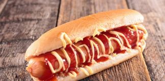 Sokak yemekleri denildiğinde akla gelen ilk lezzetlerden biri olan sosisli sandviç, hızlı ve pratik bir öğün olarak dünya genelinde yaygın olarak tüketilmektedir. Kökeni 19. yüzyılın sonlarına kadar uzanan bu lezzet, özellikle Amerika ve Avrupa sokaklarında popüler hale gelmiştir. Yumuşak sandviç ekmeği arasına yerleştirilen sosis, üzerine ketçap, hardal veya mayonez gibi soslarla tamamlanarak klasik bir tat oluşturur. Konulu bir haber görseli.