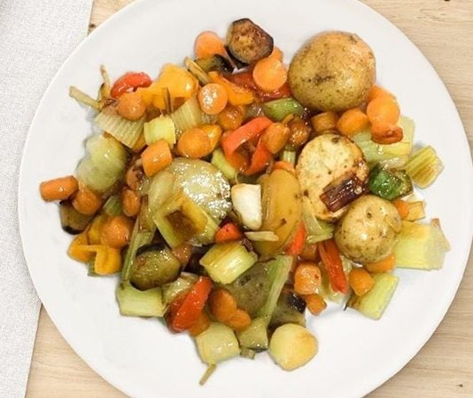 Sote sebze, hem pratik hazırlanışı hem de sağlıklı yapısıyla sofralarda sıkça tercih edilen yemeklerden biridir. Sebzelerin kendi doğallığını ve vitaminlerini koruyarak kısa sürede pişirilmesi, bu yöntemi diğer pişirme yöntemlerinden ayırır. Özellikle günümüzde sağlıklı beslenmeye verilen önemin artmasıyla birlikte sote sebze tarifleri daha fazla ilgi görmeye başlamıştır. Konulu bir haber görseli.