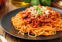 İtalyan mutfağının vazgeçilmezlerinden biri olan spagetti bolognese, hem pratik hazırlanışı hem de lezzetli sosuyla dünya genelinde sofralarda yer alıyor. Kıyma ve domates sosunun uyumu, spagetti ile birleştiğinde ortaya doyurucu ve lezzetli bir yemek çıkıyor. Bu yemek, özellikle akşam yemeklerinde hem ana yemek hem de hızlı bir öğün alternatifi olarak tercih ediliyor. Konulu bir haber görseli.