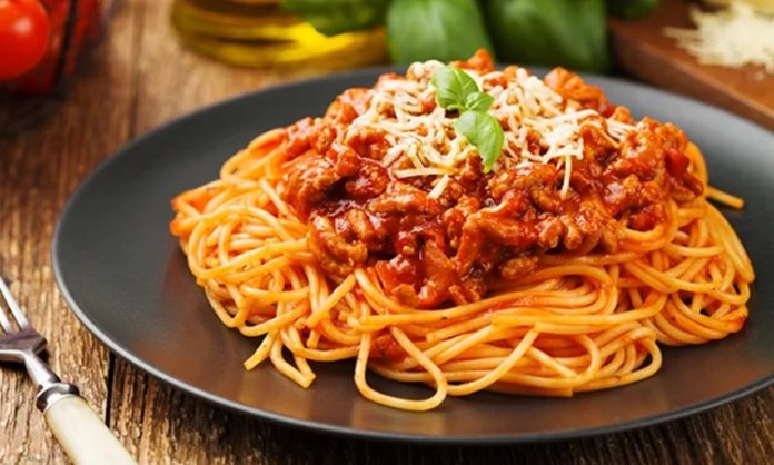 Spagetti Bolognese İtalyan Mutfağının Lezzetli Klasiği İtalyan mutfağının vazgeçilmezlerinden biri olan spagetti bolognese, hem pratik hazırlanışı hem de lezzetli sosuyla dünya genelinde sofralarda yer alıyor. Kıyma ve domates sosunun uyumu, spagetti ile birleştiğinde ortaya doyurucu ve lezzetli bir yemek çıkıyor. Bu yemek, özellikle akşam yemeklerinde hem ana yemek hem de hızlı bir öğün alternatifi olarak tercih ediliyor. Konulu bir haber görseli.