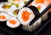 Sushi, bugün dünya genelinde en popüler yemeklerden biri olarak bilinse de kökeni çok eskiye dayanır. Japon mutfağının vazgeçilmezlerinden olan bu lezzet, başlangıçta balıkların fermente edilmesi yöntemiyle ortaya çıkmıştır. Pirinç ve balığın birleşimi, hem pratik hem de uzun süre dayanıklı bir besin olarak Japonya’da hızla yayılmıştır. Konulu bir haber görseli.