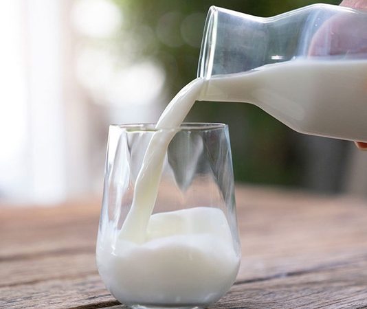 Süt, binlerce yıldır insan beslenmesinin temel unsurlarından biri olmuştur. Tarih boyunca farklı kültürlerde hem besleyici hem de ritüel amaçlı olarak kullanılmıştır. Antik toplumlarda süt ve süt ürünleri, sağlığı destekleyen ve enerji veren bir kaynak olarak değer görmüştür. Konulu bir haber görseli.