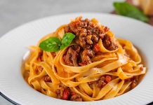 Tagliatelle, İtalyan mutfağının en tanınmış makarna çeşitlerinden biri olarak bilinir. Genellikle geniş ve uzun şeritler halinde hazırlanır. Bu makarna türü, özellikle Bolognese sosu ile eşsiz bir uyum yakalar ve İtalya’nın Emilia-Romagna bölgesinde köklü bir geçmişe sahiptir. Konulu bir haber görseli.