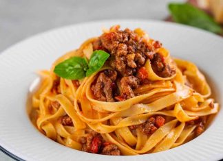 Tagliatelle, İtalyan mutfağının en tanınmış makarna çeşitlerinden biri olarak bilinir. Genellikle geniş ve uzun şeritler halinde hazırlanır. Bu makarna türü, özellikle Bolognese sosu ile eşsiz bir uyum yakalar ve İtalya’nın Emilia-Romagna bölgesinde köklü bir geçmişe sahiptir. Konulu bir haber görseli.