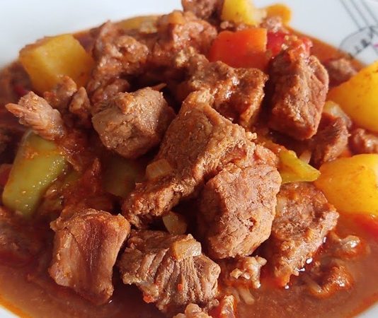 Türk mutfağının köklü yemeklerinden biri olan tas kebabı, hem Anadolu sofralarının vazgeçilmez lezzetlerinden biri hem de kültürel bir miras olarak öne çıkar. Osmanlı döneminden günümüze uzanan bu yemek, etin özenle seçilmesi ve sebzelerle birlikte pişirilmesiyle hazırlanır. Özellikle soğuk kış günlerinde sıcak olarak sofraya sunulan tas kebabı, hem doyurucu hem de besleyici bir seçenek olarak bilinir. Konulu bir haber görseli.