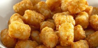 Tater tots, Amerikan mutfağının en ikonik atıştırmalıklarından biri olarak öne çıkar. Küçük, silindirik patates parçacıklarından oluşan bu lezzet, ilk olarak 1950’lerde ABD’de ortaya çıkmıştır. Patentli bir tarifle üretilen tater tots, kısa sürede fast food zincirlerinin vazgeçilmez menü öğelerinden biri haline gelmiştir. Konulu bir haber görseli.