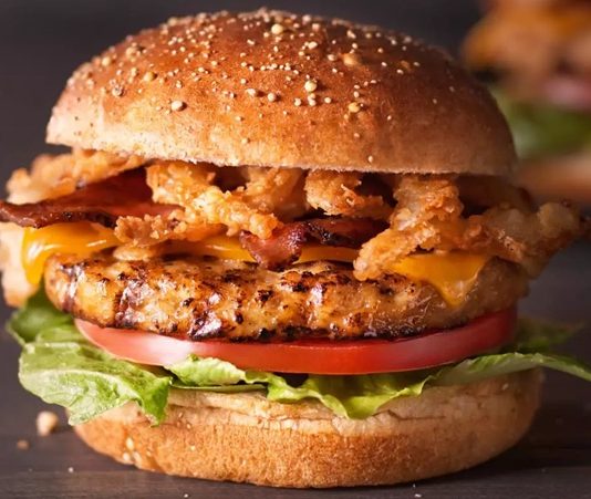 Son yıllarda fast food dünyasında büyük bir dönüşüm yaşanıyor ve bu dönüşümün en dikkat çekici unsurlarından biri de Tavuk Burger oldu. Kırmızı etin yoğun tüketiminden uzaklaşmak isteyenler için daha hafif bir seçenek sunan bu ürün, hem restoran zincirlerinin hem de tüketicilerin gözdesi haline geliyor. Özellikle gençler ve sağlıklı beslenmeyi önemseyenler, öğle ve akşam yemeklerinde daha dengeli alternatifler ararken Tavuk Burgeri tercih ediyor. Konulu bir haber görseli.