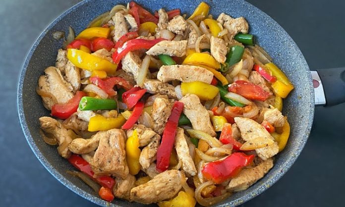 Tavuk Fajita Meksika Mutfağının Renkli Lezzeti Meksika mutfağının en çok bilinen yemeklerinden biri olan tavuk fajita, hem lezzeti hem de renkli sunumuyla dünya mutfaklarında kendine önemli bir yer edinmiştir. İlk kez 20. yüzyılda ortaya çıkan fajita, başlangıçta dana etiyle yapılırken zamanla farklı et çeşitleriyle de uyarlanmıştır. Tavuk etiyle yapılan versiyonu ise daha hafif, pratik ve ekonomik oluşuyla kısa sürede büyük bir popülerlik kazanmıştır. Konulu bir haber görseli.