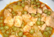 Türk mutfağının en dengeli ve besleyici yemeklerinden biri olan tavuklu bezelye, hem pratik hazırlanışı hem de sağlıklı içeriği ile yıllardır sofralarda yerini koruyor. Bezelyenin hafifliği ile tavuğun doyurucu yapısının birleşmesi, bu yemeği özellikle evlerde sık tercih edilen seçeneklerden biri haline getiriyor. Konulu bir haber görseli.