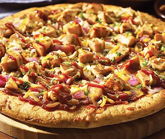 Tavuklu Pizza: Lezzetli ve Pratik Bir Seçenek Tavuklu Pizza: Lezzetli ve Pratik Bir Seçenek Tavuklu Pizza Tarihi Ve Kökeni Tavuklu pizza, klasik İtalyan pizzalarından türeyen modern ve lezzetli bir alternatiftir. Tavuk etinin pizzaya eklenmesi, hem protein açısından zengin bir öğün sunar hem de farklı tat kombinasyonları yaratır. İlk olarak Amerika’da popüler hale gelen tavuklu pizza, günümüzde dünya genelinde restoran menülerinde sıkça yer alıyor. Tavuklu pizzanın popülerliği, özellikle hızlı ve dengeli bir öğün arayanlar için idealdir. Restoranlar ve ev mutfaklarında hazırlanan bu pizza, taze malzemelerle birleştiğinde hem göze hem damağa hitap eder. Tavuk, pizza kültürüne yenilik katan bir unsur olarak öne çıkar. Tavuklu Pizza Malzemeleri Ve Hazırlık Süreci Evde veya restoranlarda yapılan tavuklu pizza, hamur, domates sosu, peynir ve tavuk eti ile hazırlanır. Tavuk parçaları, önceden marine edilip sotelenerek pizzaya eklenebilir. Bu işlem, tavuğun hem lezzetini artırır hem de yumuşak bir doku sağlar. Pizzada kullanılan sebzeler de lezzeti tamamlar. Biber, mantar, soğan veya mısır gibi malzemeler tavukla uyum sağlar. Mozzarella veya cheddar peyniri, tavuk ve sebzelerle birleşerek zengin bir tat deneyimi sunar. Hamurun kabarması ve fırın sıcaklığı, pizzanın çıtır ve lezzetli olmasında kritik rol oynar. Restoranlarda Tavuklu Pizza Deneyimi Profesyonel mutfaklarda tavuklu pizza, hem görsellik hem de lezzet açısından özenle hazırlanır. Tavuk parçaları eşit dağıtılarak pizzaya eklenir ve fırınlanır. Fırın sıcaklığı, tavuk etinin kurumasını engeller ve pizza hamurunun ideal dokuda olmasını sağlar. Bazı restoranlar tavuklu pizzayı baharatlı soslarla veya farklı peynir çeşitleriyle sunarak özgün tatlar yaratır. Bu sayede pizza, klasik lezzetinden ayrılarak daha sofistike bir hale gelir. Tavuklu pizza, hem hızlı hem de doyurucu bir öğün alternatifi olarak öne çıkar. Evde Tavuklu Pizza Yapmanın Püf Noktaları Evde yapılan tavuklu pizza, malzeme seçimi ve hazırlık süreci ile fark yaratır. Hamur ne çok ince ne de çok kalın olmalıdır; bu denge pizzanın dokusunu belirler. Tavuk etinin önceden marine edilmesi ve uygun şekilde pişirilmesi, pizzanın lezzetini artırır. Sebzeler ve peynir, tavukla uyumlu şekilde eklenmelidir. Mozzarella peyniri, tavuk parçalarının üzerinde eriyerek hem lezzet hem de görsellik sağlar. Fırın sıcaklığı genellikle 220-250 derece arasında olmalı ve pişirme süresi hamurun kalınlığına göre ayarlanmalıdır. Tavuklu Pizza Çeşitleri Tavuklu pizza, malzeme kombinasyonuna göre farklılık gösterir. Barbekü soslu, acılı tavuklu, mantarlı ve sebzeli seçenekleri bulunur. Bu çeşitler pizzayı hem lezzet hem de besin değeri açısından zenginleştirir. Diyet tercihlerine göre glutensiz hamur veya az yağlı peynir kullanarak evde tavuklu pizza hazırlamak mümkündür. Bu alternatifler, sağlıklı beslenme alışkanlığına önem verenler için idealdir. Tavuklu pizza, hem klasik hem de modern damak zevklerine hitap eder. Tavuklu Pizza Sağlık Açısından Temel malzemeleri tavuk ve sebzeler olan tavuklu pizza, dengeli bir öğün alternatifi oluşturur. Tavuk eti protein açısından zengindir ve kas gelişimini destekler. Sebzeler ise vitamin, mineral ve lif sağlar. Peynirler de kalsiyum ve protein içererek öğünü tamamlar. Evde yapılan tavuklu pizzada yağ ve tuz miktarının kontrol edilmesi, daha sağlıklı bir seçenek sunar. Taze sebzeler ve kaliteli tavuk kullanımı, pizzayı hem lezzetli hem de besleyici bir öğün haline getirir. Tavuklu Pizza Kültürü ve Popülerliği Tavuklu pizza, dünya genelinde pizza kültürünün modern ve sağlıklı alternatiflerinden biri olarak öne çıkıyor. Restoranlardan ev mutfaklarına kadar her yerde bulunabilir. Tavuklu pizzanın popülerliği, hem hızlı hem de doyurucu bir öğün arayanlar için vazgeçilmez bir seçenek olmasını sağlıyor. Restoran zincirlerinden butik pizzacılara kadar pek çok yerde sunulan tavuklu pizza, klasik pizza türleri arasında kendine özel bir yer edinmiştir. Tavuk etinin ve malzemelerin tazeliği, pizzayı her yaştan tüketici için cazip kılar ve pizza kültürünü daha zengin bir hale getirir. Konulu bir haber görseli.
