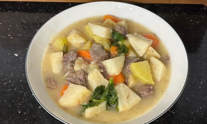 Terbiyeli kereviz, Türk mutfağında kendine özel bir yere sahip, hafif ve besleyici bir yemektir. Kereviz, hem lif hem de vitamin açısından oldukça zengindir ve özellikle sindirim sistemi sağlığı için önem taşır. Terbiye ile hazırlanan kereviz, yemeğe yumuşak bir doku ve aromatik bir tat kazandırır. Konulu bir haber görseli.