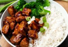 Son yıllarda sağlıklı beslenme alışkanlıklarının artmasıyla birlikte Asya mutfağından esinlenen yemekler dünya genelinde büyük ilgi görüyor. Bu yemekler arasında öne çıkanlardan biri de Teriyaki Bowl oluyor. Hem besleyici hem de görsel açıdan zengin sunumuyla dikkat çeken bu tabak, Japon mutfağının vazgeçilmezlerinden biri olan teriyaki sosuyla hazırlanıyor. Konulu bir haber görseli.