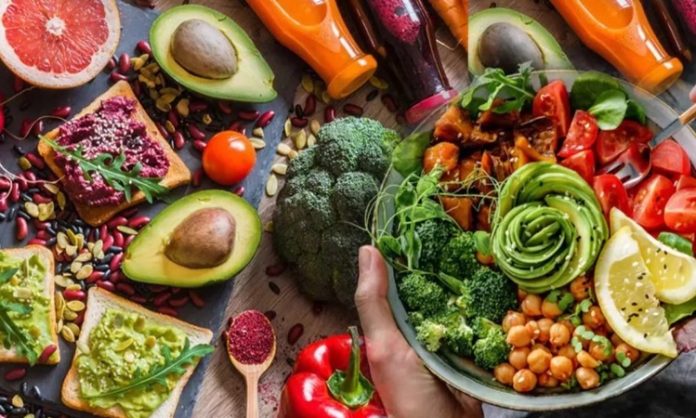 Günümüzde sağlıklı yaşam ve çevre bilincinin artmasıyla birlikte vegan yemekler daha fazla ilgi görüyor. Vegan beslenme, hayvansal ürünlerin tümünden kaçınmayı temel alır ve yalnızca bitkisel kaynaklı besinlerle beslenmeyi öngörür. Bu yaklaşım, hem sağlığın korunmasına hem de etik açıdan hayvan haklarının gözetilmesine yardımcı olur. Konulu bir haber görseli.