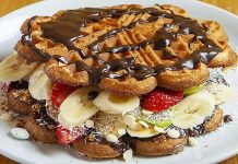 Waffle, Belçika kökenli, çıtır dışı ve yumuşak içi ile bilinen tatlı hamur ürünüdür. Orta Çağ’dan bu yana Avrupa’da tüketilen bu lezzet, zamanla Amerika ve diğer kıtalara yayılmıştır. Geleneksel olarak kahvaltıda veya tatlı saatlerinde tercih edilen waffle, taze meyve, çikolata veya karamel sosla servis edilir. Konulu bir haber görseli.