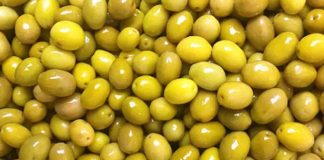 Yeşil zeytin, Akdeniz mutfağının en bilinen tatlarından biri olarak sofralarda önemli bir yere sahiptir. Kahvaltıdan salatalara, mezelerden ana yemeklere kadar geniş bir kullanım alanı sunar. Özellikle ferah aroması ve hafif tuzlu yapısı sayesinde her yaştan insanın severek tükettiği bir besindir. Aynı zamanda içerdiği sağlıklı yağlar ve vitaminler sayesinde dengeli bir beslenme için de idealdir. Konulu bir haber görseli.