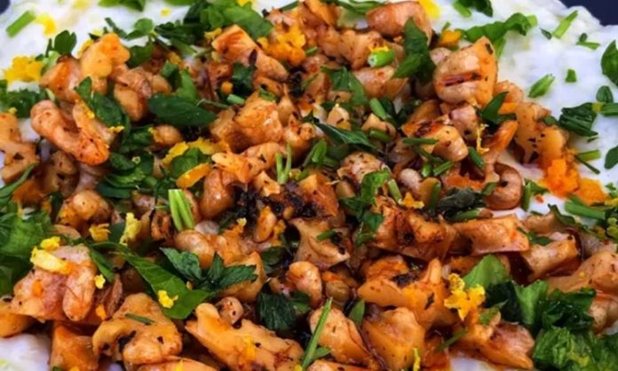 Yoğurtlu Kabak Salatası Sofraların Hafif Ve Lezzetli Mezesi Yoğurtlu kabak salatası, Türk mutfağının hafif ve besleyici mezeleri arasında özel bir yere sahiptir. Kabak ve yoğurdun birleşimi, hem sağlıklı hem de doyurucu bir seçenek sunar. Bu salata, özellikle yaz aylarında sofralara ferahlık katarken kış aylarında da besleyici bir öğün tamamlayıcı olarak tercih edilir. Konulu bir haber görseli.