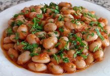 Zeytinyağlı barbunya, Türk mutfağının klasik ve sağlıklı yemeklerinden biridir. Özellikle yaz ve bahar aylarında sofraları süsleyen bu lezzet, Ege ve Marmara bölgelerinde sıkça hazırlanır. Barbunya fasulyesi, protein ve lif açısından zengin bir baklagil olup, zeytinyağı ile birleştiğinde hem hafif hem de besleyici bir öğün sunar. Konulu bir haber görseli.