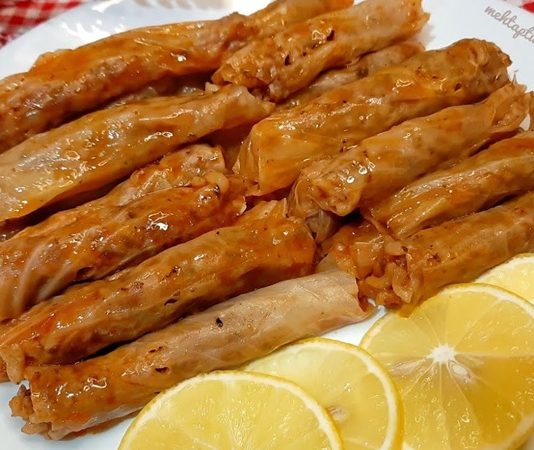 Zeytinyağlı Lahana Sarması: Sofraların Geleneksel Lezzeti Zeytinyağlı lahana sarması, Türk mutfağının vazgeçilmez geleneksel tariflerinden biridir. Hem hafif hem de besleyici bir seçenek olan bu yemek, özellikle soğuk mevsimlerde sofraların baş tacıdır. Lahananın taze ve zeytinyağlı dolma harcıyla birleşmesi, hem görsel hem de lezzet açısından eşsiz bir deneyim sunar. Konulu bir haber görseli.