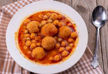 Analı kızlı çorba, Türk mutfağının zengin çorba çeşitleri arasında özel bir yere sahip. Özellikle Gaziantep ve çevresinde köklü bir geleneğe sahip olan bu çorba, hem doyurucu hem de besleyici özellikleriyle sofraların baş tacı oluyor. İçerdiği kuzu eti, bulgur ve baharatlarla hem lezzet hem de aroma açısından zengin bir deneyim sunuyor. Son yıllarda restoran menülerinde de sıklıkla yer alması, bu yöresel çorbanın popülerliğini artırmış durumda. Konulu bir haber görseli.