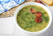 Portekiz mutfağının en sevilen geleneksel çorbalarından biri olan Caldo Verde, sade malzemelerle büyük bir lezzet sunmasıyla biliniyor. Hem doyurucu hem besleyici olması sayesinde sadece Portekiz’de değil, dünyanın farklı mutfaklarında da ilgi görmeye başlayan bu özel çorba, özellikle son yıllarda gastronomi meraklılarının dikkatini çekiyor. Yumuşacık dokusu, hafif dumanlı aroması ve ferahlatıcı bitkisel tadıyla Caldo Verde, gastronomik açıdan kültürel bir miras niteliği taşıyor. Konulu bir haber görseli.