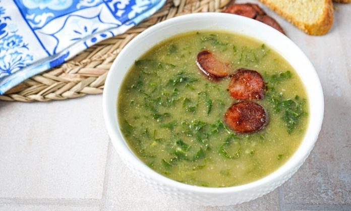 Portekiz mutfağının en sevilen geleneksel çorbalarından biri olan Caldo Verde, sade malzemelerle büyük bir lezzet sunmasıyla biliniyor. Hem doyurucu hem besleyici olması sayesinde sadece Portekiz’de değil, dünyanın farklı mutfaklarında da ilgi görmeye başlayan bu özel çorba, özellikle son yıllarda gastronomi meraklılarının dikkatini çekiyor. Yumuşacık dokusu, hafif dumanlı aroması ve ferahlatıcı bitkisel tadıyla Caldo Verde, gastronomik açıdan kültürel bir miras niteliği taşıyor. Konulu bir haber görseli.
