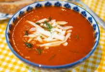 Türk mutfağının en sevilen ve en sık tüketilen çorbalarından biri olan domates çorbası, hem hafif yapısıyla hem de pratik hazırlanışıyla bu kış yine sofraların yıldızı oldu. Mevsim fark etmeksizin yıl boyunca tüketilebilse de özellikle soğuk günlerde sıcak bir kâse domates çorbası pek çok kişi için hem doyurucu hem de rahatlatıcı bir seçenek sunuyor. Uzmanlara göre içerdiği vitaminler sayesinde bağışıklığı destekleyen bu çorba, özellikle doğal ve taze malzemelerle hazırlandığında sağlık açısından önemli katkılar sağlıyor. Konulu bir haber görseli.