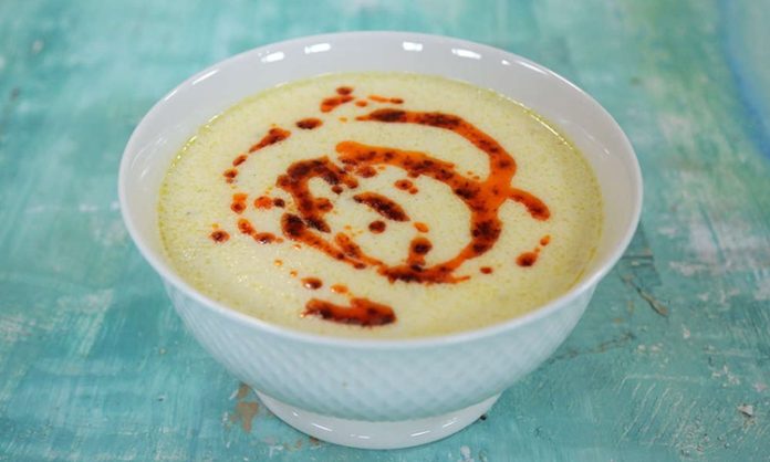Türkiye’nin geleneksel yemek kültürü denildiğinde akla gelen ilk çorbalardan biri olan düğün çorbası, köklü geçmişi ve yoğun aromasıyla hem ev sofralarında hem de restoran menülerinde yeniden yükselişe geçti. Özellikle et suyunun zengin lezzetiyle harmanlanan çorba, yörelere göre farklılık gösteren yapısıyla kültürel çeşitliliği en iyi temsil eden tatlardan biri olarak dikkat çekiyor. Günümüzde yalnızca düğünlerde değil, günlük yaşamın birçok farklı noktasında tercih edilen bu geleneksel lezzet, kış mevsiminin de en çok tüketilen çorbalarından biri hâline geldi. Konulu bir haber görseli.