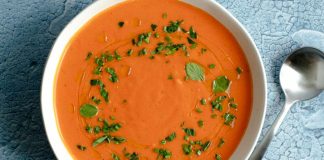 İspanya mutfağının en taze, en ferah ve en kolay hazırlanabilen lezzetlerinden biri olan Gazpacho, son yıllarda hem gastronomi dünyasında hem de sağlıklı beslenme trendlerinde yeniden dikkat çekiyor. Çiğ sebzelerin tazeliğini olduğu gibi koruyan bu soğuk çorba, özellikle yaz aylarında hem serinletici hem de besleyici bir seçenek olarak öne çıkıyor. Türkiye’de de restoran menülerine hızlı bir giriş yapan Gazpacho, düşük kalorili ve vitamin deposu içeriğiyle giderek daha fazla tercih ediliyor. Konulu bir haber görseli.