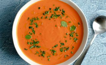 İspanya mutfağının en taze, en ferah ve en kolay hazırlanabilen lezzetlerinden biri olan Gazpacho, son yıllarda hem gastronomi dünyasında hem de sağlıklı beslenme trendlerinde yeniden dikkat çekiyor. Çiğ sebzelerin tazeliğini olduğu gibi koruyan bu soğuk çorba, özellikle yaz aylarında hem serinletici hem de besleyici bir seçenek olarak öne çıkıyor. Türkiye’de de restoran menülerine hızlı bir giriş yapan Gazpacho, düşük kalorili ve vitamin deposu içeriğiyle giderek daha fazla tercih ediliyor. Konulu bir haber görseli.