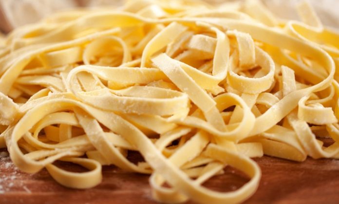 İtalyan mutfağı, dünya gastronomisinin en köklü ve en sevilen geleneklerinden biridir. Bu zenginliğin temelinde yatan makarna kültürü, her biri farklı bir bölgeyi ve tat profilini temsil eden altı ikonik yemekle doruk noktasına ulaşır. Tagliatelle, Ravioli, Fettucine Alfredo, Fırında Lazanya, Penne Arabiata ve Spagetti Bolonez... Bu altılı, İtalya'nın mutfak sanatındaki çeşitliliğini, emek yoğun hazırlanışını ve derin lezzet katmanlarını gözler önüne serer. Bu kapsamlı haberimizde, bu altı başyapıtın tarihini, hazırlanışını ve kültürel önemini detaylıca inceliyoruz. Konulu bir haber görseli.