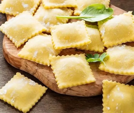 İtalyan Makarnalarının Beş Büyük Efsanesi Ravioli’den Bolonez’e İtalyan mutfağı, makarna sanatının zirvesi olarak kabul edilir ve her bir makarna çeşidi, ülkenin farklı bir bölgesinden bir hikaye ve lezzet taşır. Bu haberimizde, İtalya'nın gastronomik yönelimlerini mükemmel bir şekilde özetleyen beş ikonik yemek olan Ravioli, Fettucine Alfredo, Fırında Lazanya, Penne Arabiata ve Spagetti Bolonez'i karşılaştırıyor ve her birinin mutfak kültüründeki derin yerini inceliyoruz. Bu beşli, İtalyan yemek çeşitliliğini ve lezzet zenginliğini tek bir başlık altında topluyor. konulu bir haber görseli.