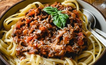 Klasik İtalyan Mutfağının Taçsız Kralı Spagetti Bolonez'in Sırrı ve Hikayesi Spagetti Bolonez, dünya mutfaklarının en popüler ve sevilen yemeklerinden biridir. İtalya'nın Bolonya bölgesinden çıkan bu klasik tarif, sadece bir yemek olmaktan öte, nesiller boyu aktarılan bir mutfak kültürü mirasıdır. Basit gibi görünse de, gerçek bir Bolonez sosu hazırlamak, sabır, doğru malzemeler ve belirli pişirme teknikleri gerektirir. Bu lezzetli yemeğin ardındaki derin hikayeyi ve onu bu kadar özel yapan incelikleri keşfetmeye hazır olun. Konulu bir haber görseli.