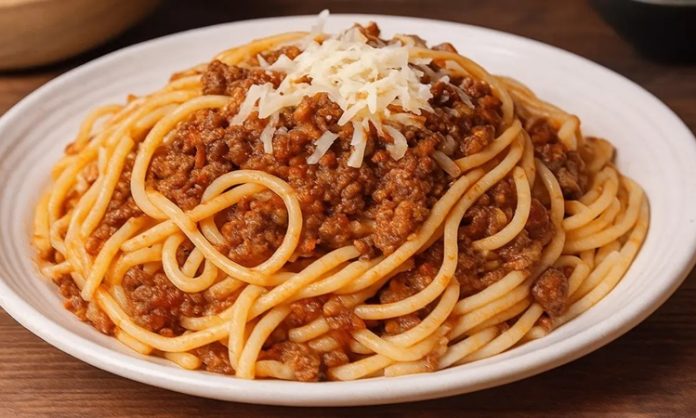 Kıymalı Makarna, Erişte ve Mantı gibi Türk mutfağının geleneksel lezzetleri ile İtalyan gastronomisinin yedi büyük ikonu (Makarna Graten, Tagliatelle, Ravioli, Fettucine Alfredo, Fırında Lazanya, Penne Arabiata, Spagetti Bolonez) arasındaki kültürel benzerlikler ve farklılıklar, hamur işlerinin dünya çapındaki evrimini gösterir. Bu kapsamlı haberimizde, kıyma kullanımının merkezde olduğu bu dokuz başyapıtın tarihini, hazırlanışını ve sofralardaki yerini inceliyoruz. Bu yemekler, Anadolu’dan İtalya’ya uzanan mutfak mirasının ve lezzet çeşitliliğinin mükemmel bir kanıtıdır. Konulu bir haber görseli.