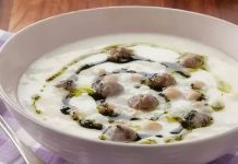 Lebeniye çorbası, Türk mutfağının yöresel lezzetleri arasında kendine özgü bir yere sahip. Özellikle Doğu ve Güneydoğu Anadolu bölgelerinde köklü bir geleneğe sahip olan bu çorba, hem besleyici hem de doyurucu bir yapıya sahip olmasıyla biliniyor. Yoğurt ve nohut kullanımıyla hazırlanan lebeniye çorbası, sofralarda hem ana yemek öncesi hem de hafif öğün olarak tercih ediliyor. Geleneksel tariflerin modern mutfaklarda yeniden yorumlanması, bu çorbanın popülerliğini artırıyor. Konulu bir haber görseli.