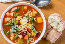 İtalyan mutfağının en bilinen ve en renkli çorbalarından biri olan Minestrone, hem ev sofralarının hem de restoran menülerinin vazgeçilmezlerinden biri hâline gelmiştir. Taze sebzeler, mevsimlik malzemeler ve zengin aromasıyla öne çıkan bu çorba, İtalya’nın kültürel mirasını ve mutfak çeşitliliğini temsil eder. Minestrone, sadece lezzet açısından değil, sağlıklı ve besleyici yapısıyla da dünya genelinde gastronomi meraklılarının ilgisini çekmektedir. Hem hafif hem de doyurucu bir seçenek olması, bu çorbayı her yaş grubundan insan için cazip kılmaktadır. Konulu bir haber görseli.