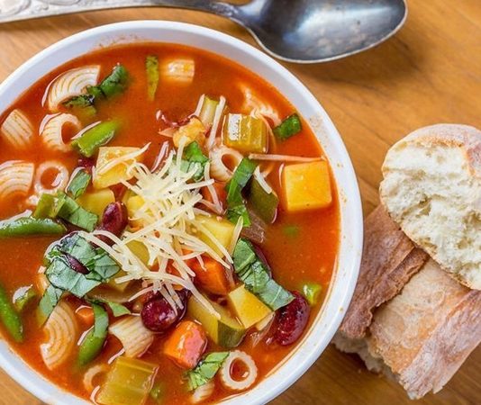 Minestrone Çorbası Ve İtalyan Mutfağının Renkli Lezzeti İtalyan mutfağının en bilinen ve en renkli çorbalarından biri olan Minestrone, hem ev sofralarının hem de restoran menülerinin vazgeçilmezlerinden biri hâline gelmiştir. Taze sebzeler, mevsimlik malzemeler ve zengin aromasıyla öne çıkan bu çorba, İtalya’nın kültürel mirasını ve mutfak çeşitliliğini temsil eder. Minestrone, sadece lezzet açısından değil, sağlıklı ve besleyici yapısıyla da dünya genelinde gastronomi meraklılarının ilgisini çekmektedir. Hem hafif hem de doyurucu bir seçenek olması, bu çorbayı her yaş grubundan insan için cazip kılmaktadır. Konulu bir haber görseli.