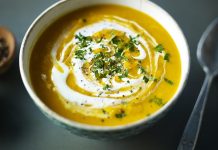 Hindistan mutfağının en renkli ve aromatik çorbalarından biri olan Mulligatawny, son yıllarda dünya mutfağında yeniden popülerleşiyor. Baharatlı, kremamsı ve besleyici yapısıyla öne çıkan bu çorba, hem restoran menülerinde hem de ev yapımı tariflerde ilgi görüyor. İngiliz sömürge döneminde popülerlik kazanan Mulligatawny, günümüzde modern mutfaklarda farklı yorumlarla sunuluyor. Türkiye’de de gastronomi meraklılarının ilgisini çeken bu çorba, hem geleneksel Hindistan lezzetini hem de çağdaş tatları bir araya getiriyor. Konulu bir haber görseli.