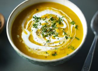Mulligatawny Hindistan’dan Dünyaya Uzanan Baharatlı Çorba Fenomeni Hindistan mutfağının en renkli ve aromatik çorbalarından biri olan Mulligatawny, son yıllarda dünya mutfağında yeniden popülerleşiyor. Baharatlı, kremamsı ve besleyici yapısıyla öne çıkan bu çorba, hem restoran menülerinde hem de ev yapımı tariflerde ilgi görüyor. İngiliz sömürge döneminde popülerlik kazanan Mulligatawny, günümüzde modern mutfaklarda farklı yorumlarla sunuluyor. Türkiye’de de gastronomi meraklılarının ilgisini çeken bu çorba, hem geleneksel Hindistan lezzetini hem de çağdaş tatları bir araya getiriyor. Konulu bir haber görseli.