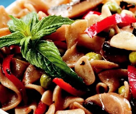 Sebzeli Makarna ve Kıymalı Makarna gibi pratik lezzetlerden, Erişte ve Mantı gibi Türk mutfağının köklü mirasına; İtalyan gastronomisinin sekiz büyük ikonu (Makarna Graten, Tagliatelle, Ravioli, Fettucine Alfredo, Fırında Lazanya, Penne Arabiata, Spagetti Bolonez)... Bu on başyapıt, hamur işlerinin dünya mutfağındaki evrensel çekiciliğini, zengin çeşitliliğini ve bölgesel farklılıklarını gözler önüne serer. Bu kapsamlı haberimizde, vejetaryen ve etli alternatifleri bir araya getirerek, bu ikonik yemeklerin tarihini, hazırlanışını ve sofralardaki önemini detaylıca inceliyoruz. Konulu bir haber görseli.