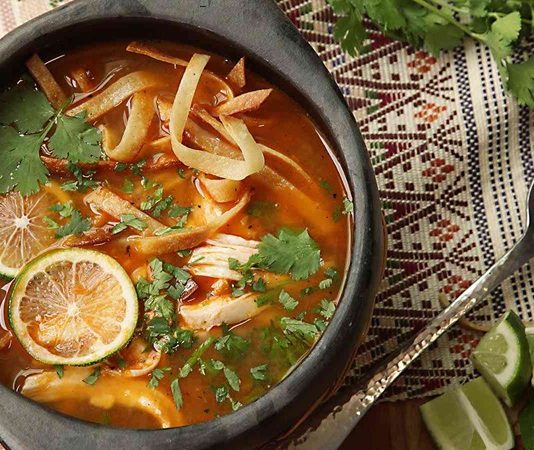Meksika mutfağının en köklü ve en özel tariflerinden biri olan Sopa de Lima, son yıllarda dünya gastronomisinde yeniden büyük bir ilgi görmeye başladı. Yucatán Yarımadası’ndan doğan bu geleneksel çorba, hem aromatik yapısı hem de ferahlatıcı tadıyla farklı kültürlerdeki şeflerin menülerine hızla dahil ediliyor. Özellikle son dönemlerde Latin Amerika mutfağına yönelik artan merak, bu eşsiz çorbanın da popülerliğini önemli ölçüde artırmış durumda. İçindeki taze malzemeler, bölgenin kendine has kokuları ve karakteristik ekşi dokunuş, Sopa de Limayı gastronomik açıdan özel bir yere taşıyor. Konulu bir haber görseli.