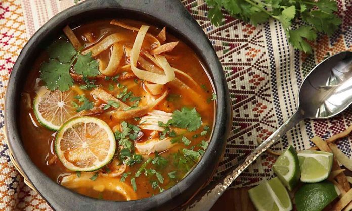 Meksika mutfağının en köklü ve en özel tariflerinden biri olan Sopa de Lima, son yıllarda dünya gastronomisinde yeniden büyük bir ilgi görmeye başladı. Yucatán Yarımadası’ndan doğan bu geleneksel çorba, hem aromatik yapısı hem de ferahlatıcı tadıyla farklı kültürlerdeki şeflerin menülerine hızla dahil ediliyor. Özellikle son dönemlerde Latin Amerika mutfağına yönelik artan merak, bu eşsiz çorbanın da popülerliğini önemli ölçüde artırmış durumda. İçindeki taze malzemeler, bölgenin kendine has kokuları ve karakteristik ekşi dokunuş, Sopa de Limayı gastronomik açıdan özel bir yere taşıyor. Konulu bir haber görseli.