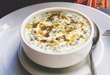 Türk mutfağının yöresel zenginliklerinden biri olan tutmaç çorbası, özellikle kış aylarında sofraların vazgeçilmez lezzeti olarak öne çıkıyor. Hem doyurucu hem de besleyici bir seçenek olan bu çorba, geçmişten günümüze uzanan geleneksel tarifleriyle dikkat çekiyor. Genellikle buğday ve et suyuyla hazırlanan tutmaç çorbası, protein, vitamin ve mineraller açısından oldukça zengin bir yapıya sahip. Uzmanlar, özellikle soğuk algınlığı ve halsizlik dönemlerinde bu çorbanın tüketilmesini öneriyor. Konulu bir haber görseli.