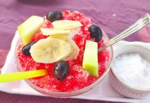 Adana’nın kavurucu sıcakları denince akla gelen ilk serinletici tatların başında bici bici geliyor. Hem hafif hem de ferahlatıcı yapısıyla özellikle yaz aylarında tüketimi artan bu özel tatlı, son yıllarda Türkiye genelinde de popüler hale gelmeye başladı. Adana sokaklarının vazgeçilmez tatlarından biri olan bici bici, basit görünen ancak oldukça ustalık gerektiren bir hazırlama sürecine sahip. Renkli görüntüsü, buzlu dokusu ve hafifliğiyle sıcak hava dalgalarında en çok tercih edilen serinleme yöntemlerinden biri olması da şaşırtmıyor. Özellikle Adanalıların günlük yaşamında büyük bir yer tutan bu tat, yöresel kültürü yansıtan önemli gastronomik ögelerden biri olarak kabul ediliyor. Konulu bir haber görseli.